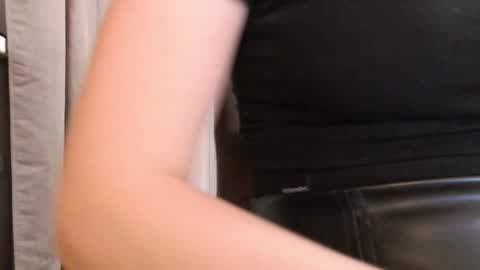 Snapshot of pineapple__mood chatting on September 14, 6:07 pm online show from September 14, 6:07 pm
