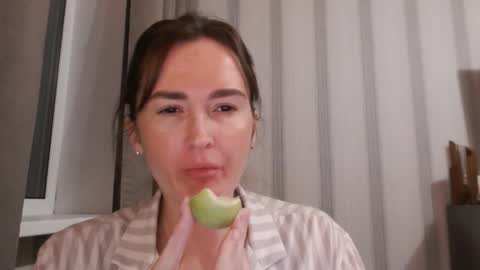 Snapshot of pineapple__mood chatting on September 18, 7:05 pm online show from September 18, 7:05 pm