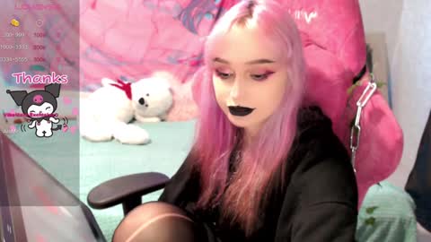 Snapshot of pineapple_dope chatting on December 2, 6:10 pm Nancy online show from December 2, 6:10 pm