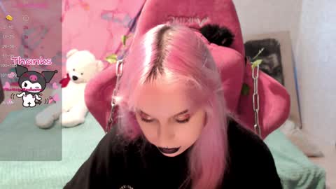 Snapshot of pineapple_dope chatting on December 4, 9:02 pm Nancy online show from December 4, 9:02 pm