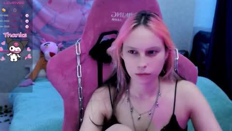 Snapshot of pineapple_dope chatting on September 13, 11:37 pm Nancy online show from September 13, 11:37 pm