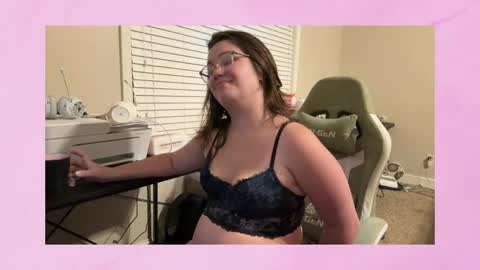 Snapshot of pineappleprincess1 chatting on May 31, 12:30 am Pineapple Princess online show from May 31, 12:30 am