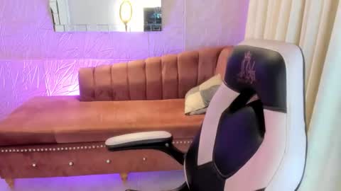 Snapshot of pink_rouse_m chatting on May 13, 12:02 pm isabella online show from May 13, 12:02 pm