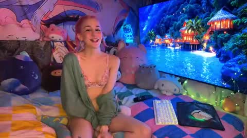 Gwenie online show from March 10, 7:32 am