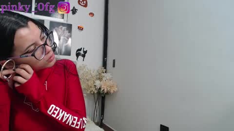 Snapshot of pinky_f00x chatting on October 11, 12:21 am pinky_f00x online show from October 11, 12:21 am