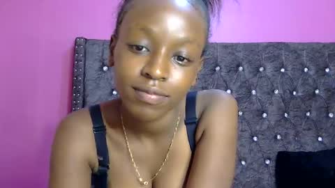 Snapshot of pinky_vy chatting on January 19, 8:18 am pinky online show from January 19, 8:18 am