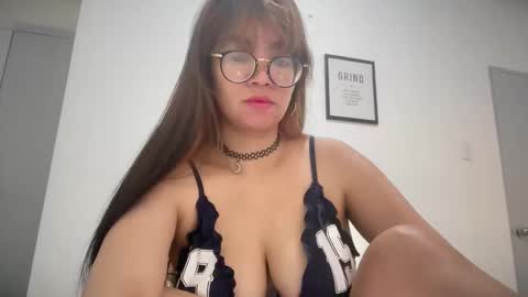 Snapshot of pinkyrosexx chatting on March 27, 10:31 pm Rose online show from March 27, 10:31 pm