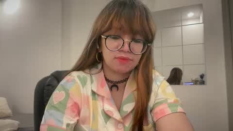 Snapshot of pinkyrosexx chatting on April 26, 5:05 am Rose online show from April 26, 5:05 am