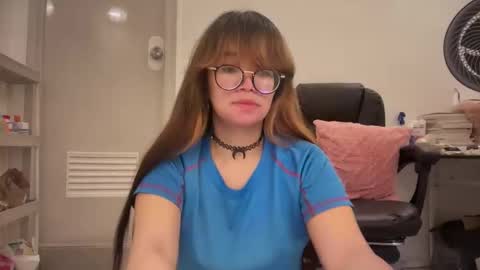 Snapshot of pinkyrosexx chatting on May 10, 12:27 am Rose online show from May 10, 12:27 am
