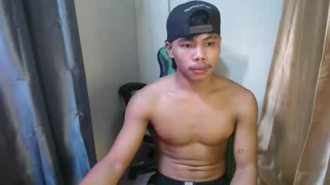 Snapshot of pinoy_fuckboy69 chatting on April 12, 4:39 am pinoy_fuckboy69 online show from April 12, 4:39 am