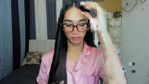 pixiedoll_ online show from February 14, 7:21 pm