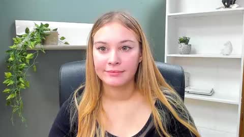 Snapshot of playgirl_valeria chatting on January 11, 11:23 am Valeria online show from January 11, 11:23 am