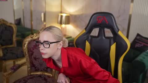 Lana online show from December 2, 11:15 am