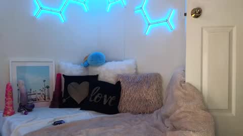 Snapshot of playtimewithv chatting on March 7, 4:24 am Horny Housewife V Husband online show from March 7, 4:24 am