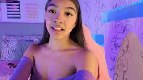 Snapshot of pocahontas_moon chatting on July 16, 3:29 pm Pocahontas online show from July 16, 3:29 pm