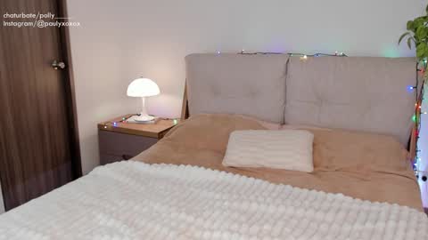 Polly online show from December 3, 1:08 am