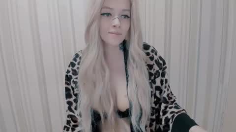 Snapshot of polly_wow chatting on October 9, 7:34 pm Polly online show from October 9, 7:34 pm