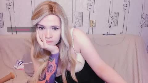 Snapshot of polly_wow chatting on June 19, 10:35 pm Polly online show from June 19, 10:35 pm