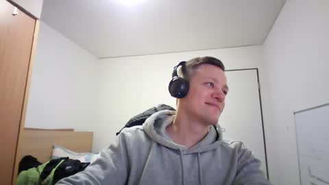 Snapshot of pommesmiteiscreme chatting on March 2, 12:31 am pommesmiteiscreme online show from March 2, 12:31 am