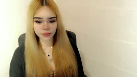 Snapshot of preciousangel69xxx chatting on June 19, 4:06 am MAXXINE online show from June 19, 4:06 am