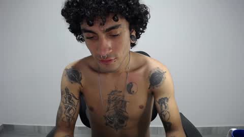 Snapshot of present_the_magic chatting on January 13, 3:23 am Plux online show from January 13, 3:23 am