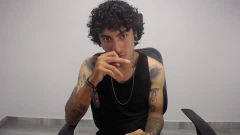 Snapshot of present_the_magic chatting on January 15, 4:57 am Plux online show from January 15, 4:57 am