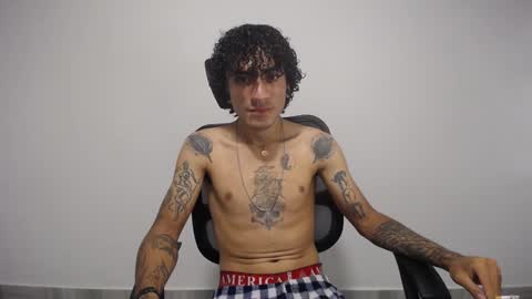 Snapshot of present_the_magic chatting on January 20, 3:26 am Plux online show from January 20, 3:26 am