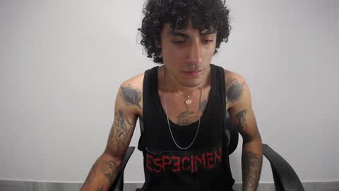 Snapshot of present_the_magic chatting on February 1, 7:26 am Plux online show from February 1, 7:26 am