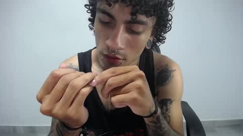 Snapshot of present_the_magic chatting on February 16, 6:54 am Plux online show from February 16, 6:54 am