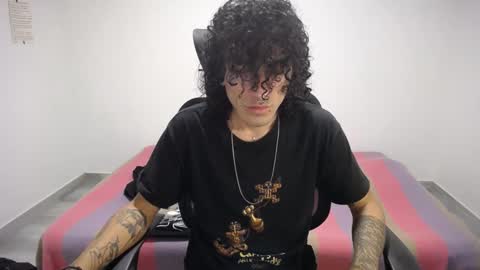 Snapshot of present_the_magic chatting on September 23, 12:24 am Plux online show from September 23, 12:24 am