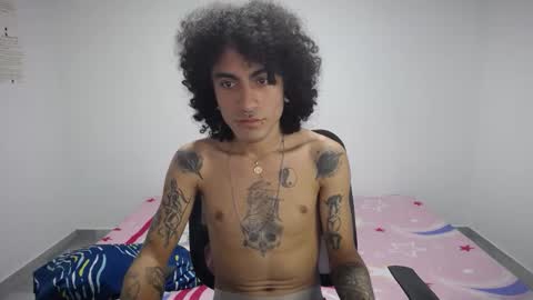 Snapshot of present_the_magic chatting on October 14, 7:42 am Plux online show from October 14, 7:42 am