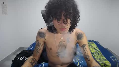 Snapshot of present_the_magic chatting on October 16, 7:04 pm Plux online show from October 16, 7:04 pm
