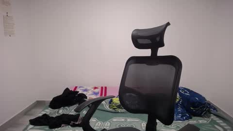 Snapshot of present_the_magic chatting on October 17, 12:19 pm Plux online show from October 17, 12:19 pm