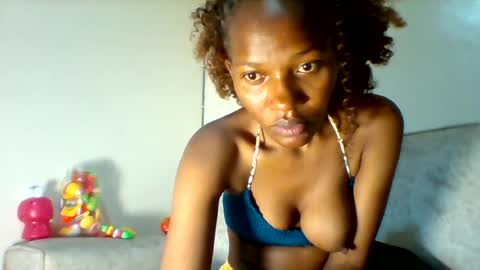 Snapshot of prettie_petitee chatting on July 14, 3:33 am prettie_petitee online show from July 14, 3:33 am