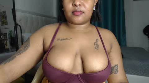 Snapshot of pretty_annah chatting on July 4, 10:38 pm Annah online show from July 4, 10:38 pm