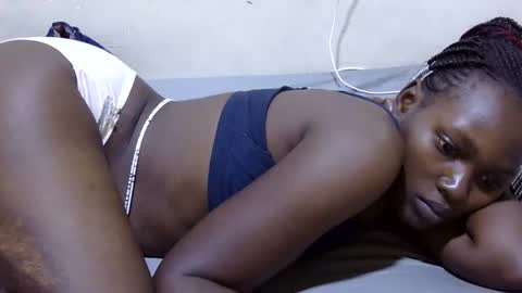 Snapshot of pretty_leila1 chatting on April 23, 1:40 am pretty_leila1 online show from April 23, 1:40 am