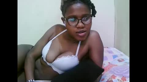 Snapshot of pretty_mellan chatting on January 25, 12:48 am pretty_mellan online show from January 25, 12:48 am