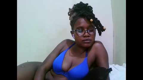 Snapshot of pretty_mellan chatting on January 25, 11:00 pm pretty_mellan online show from January 25, 11:00 pm