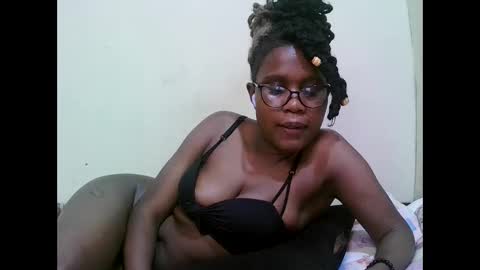 Snapshot of pretty_mellan chatting on February 1, 2:24 pm pretty_mellan online show from February 1, 2:24 pm