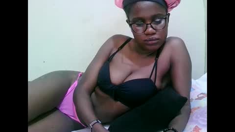 Snapshot of pretty_mellan chatting on February 2, 6:04 am pretty_mellan online show from February 2, 6:04 am