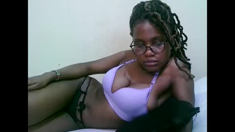 Snapshot of pretty_mellan chatting on February 10, 4:47 pm pretty_mellan online show from February 10, 4:47 pm