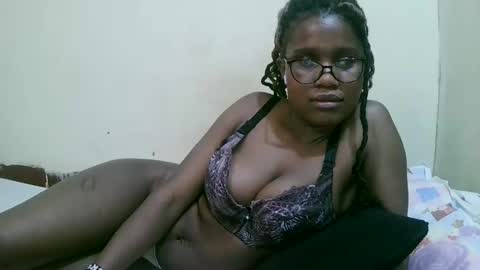 Snapshot of pretty_mellan chatting on February 17, 2:15 pm pretty_mellan online show from February 17, 2:15 pm