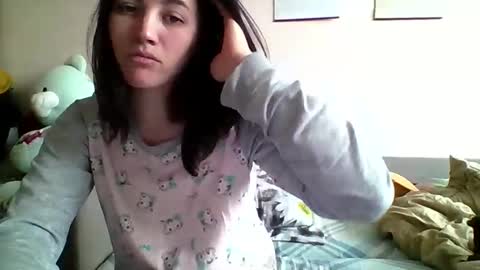 Snapshot of prettybella_7 chatting on April 20, 8:50 am Bella online show from April 20, 8:50 am