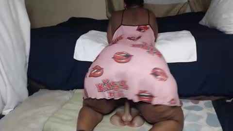 Snapshot of prettyblack25 chatting on May 7, 11:54 pm Cindy online show from May 7, 11:54 pm
