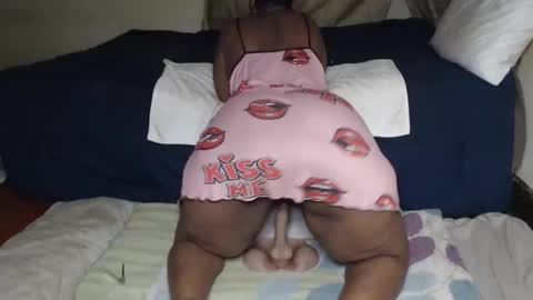 Snapshot of prettyblack25 chatting on May 22, 1:35 am Cindy online show from May 22, 1:35 am