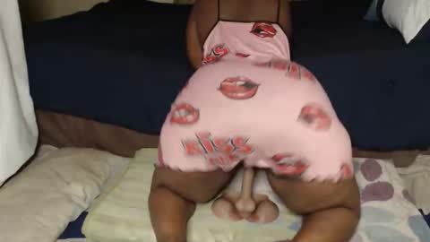 Snapshot of prettyblack25 chatting on June 2, 12:01 am Cindy online show from June 2, 12:01 am