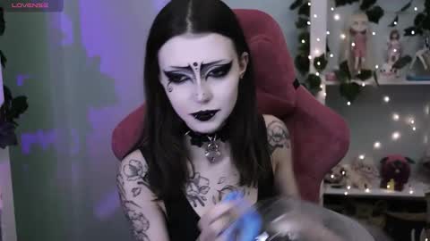 Snapshot of prettybones chatting on February 1, 11:14 pm Violet online show from February 1, 11:14 pm