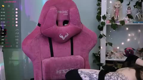 Snapshot of prettybones chatting on February 9, 9:30 pm Violet online show from February 9, 9:30 pm