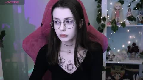 Snapshot of prettybones chatting on February 26, 3:05 am Violet online show from February 26, 3:05 am