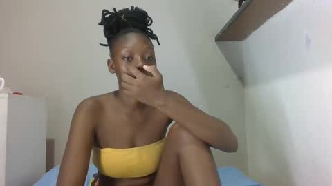 Snapshot of prettydollk_dons chatting on February 21, 7:20 am prettydollk_dons online show from February 21, 7:20 am